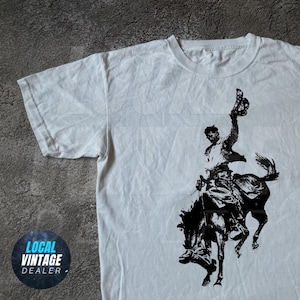 Maglietta vintage da rodeo cowboy – Arte del cavallo western dark, ispirata al tour Cowboy Carter, estetica Y2K, stile Beyoncé YA YA, maglietta da concerto