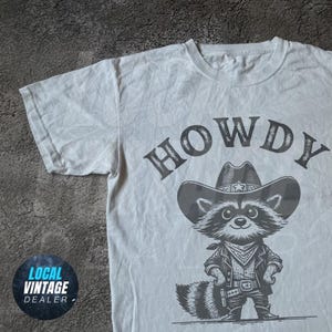 Koszulka Howdy Vintage Cowboy Raccoon – zabawna koszulka w stylu western z gitarą, klimaty Y2K Country, grafika retro ze zwierzętami, styl Southern Rodeo