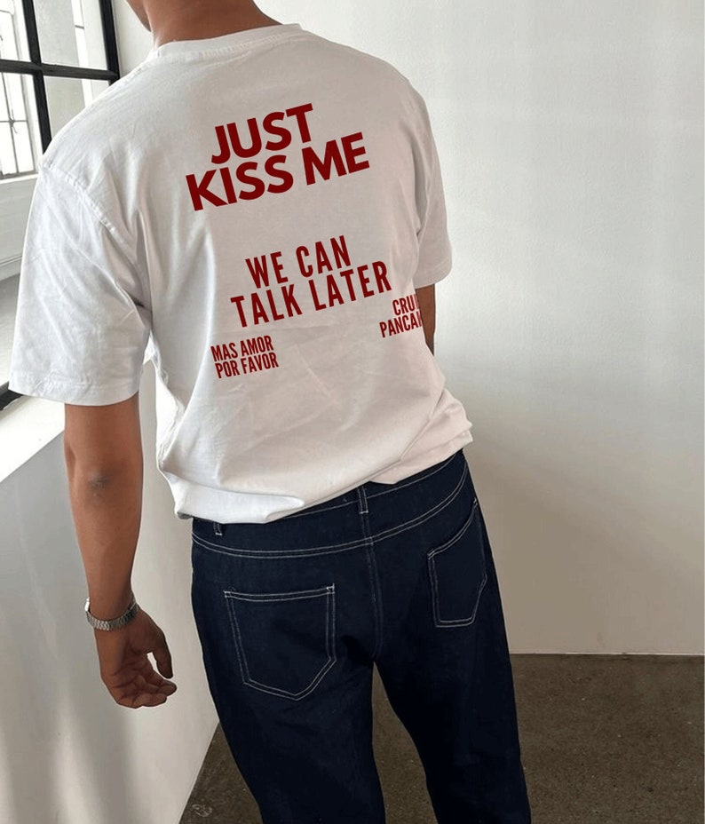 T-shirt JUST KISS ME, t-shirt minimaliste unisexe, t-shirt inspirant pour la santé mentale, chemise positive, cadeau pour femme et homme, chemise de citation image 1