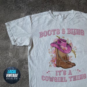 Koszulka z nadrukiem Boots & Bling Cowgirl – Western Rodeo Tee, różowa koszulka z kowbojskim kapeluszem, strój na wieczór panieński w stylu country, estetyka Southern Y2K