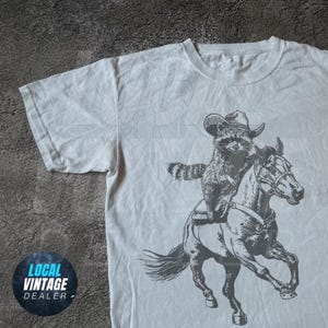 Koszulka Vintage Cowboy Raccoon – Zabawna koszulka Western Rodeo, Estetyka Y2K Country, Koszulka z grafiką retro zwierząt, Strój w stylu południowym