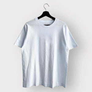 T-shirt JUST KISS ME, t-shirt minimaliste unisexe, t-shirt inspirant pour la santé mentale, chemise positive, cadeau pour femme et homme, chemise de citation image 4