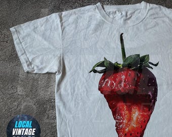 Retro-Style Vintage Unisex T-Shirt - strawberry Graphic Tee - Gift for Men and Women - Streetwear - Cotton - Veggie Shirt - Fruit Lover