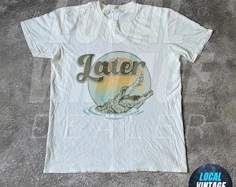 Camiseta vintage de los 90 con estampado de caimán, estilo Y2K, estilo retro, con un toque moderno, ropa de moda y memes divertidos.