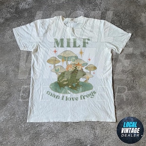 Man I Love Frogs Vintage Graphic Shirt, Retro 90s Funny Frog Shirt, Fun Frog Meme Shirt, Funny Shirt Gifts, Frog Lovers T-Shirt