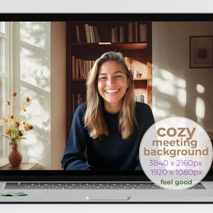 Può includere: Lo schermo di un laptop mostra una persona sorridente davanti a uno sfondo accogliente. Lo sfondo include una finestra, una libreria e un vaso di fiori. Il testo sullo schermo recita "cozy meeting background" e i dettagli della risoluzione.