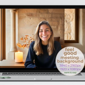Op de afbeelding: Een vrouw in een zwart shirt zit voor een laptopscherm. Het scherm toont een warme, uitnodigende achtergrond met een brandende kaars en de tekst "feel good meeting background 3840 x 2160px 1920 x 1080px warm & cozy".