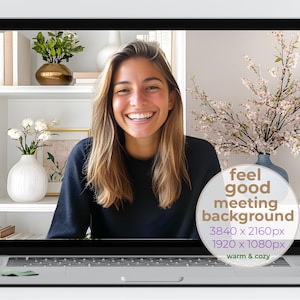 Könnte beinhalten: Laptop-Bildschirm, der eine lächelnde Frau zeigt, mit einem virtuellen Hintergrund aus einem weißen Bücherregal, Vasen mit Blumen und einem Blumengesteck. Der Bildschirm zeigt auch den Text "feel good meeting background".