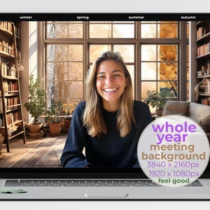 Puede incluir: Una pantalla de computadora portátil que muestra un fondo de reunión virtual con cuatro estaciones diferentes: invierno, primavera, verano y otoño. El fondo muestra una habitación con una ventana grande y estanterías. El texto "whole year meeting background 3840 x 2160px 1920 x 1080px feel good" se muestra en la pantalla.