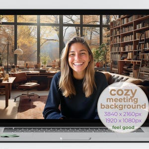 Op de afbeelding: Een laptopscherm dat een gezellige vergaderachtergrond toont met een vrouw in een donkerblauwe trui die voor een groot raam met herfstbladeren zit. De tekst op het scherm luidt "cozy meeting background 3840 x 2160px 1920 x 1080px feel good".