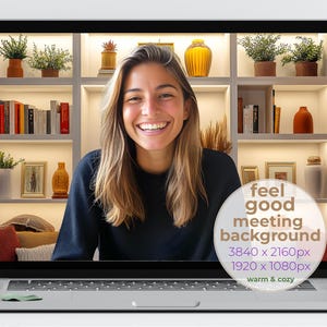 Könnte beinhalten: Ein Laptop-Bildschirm zeigt einen virtuellen Hintergrund eines Bücherregals mit Pflanzen und Dekoartikeln. Der Text "feel good meeting background 3840 x 2160px 1920 x 1080px warm & cozy" wird auf dem Bildschirm angezeigt.