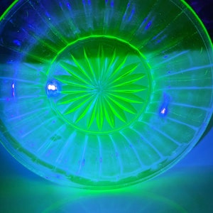 Anchor Hocking Uranium Pillar Optic / Log Cabin 6&quot; Bread plate / salad plate made with glowing uranium glass with a small chip