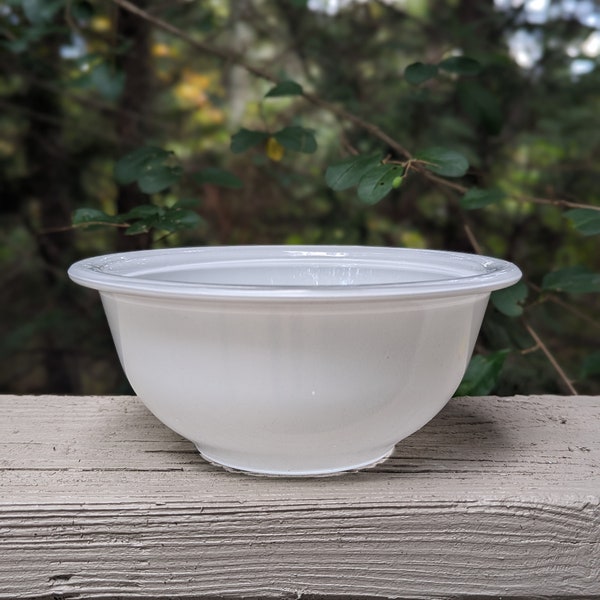 White Pyrex 322 1 liter mixing bowl with minor wear and tear