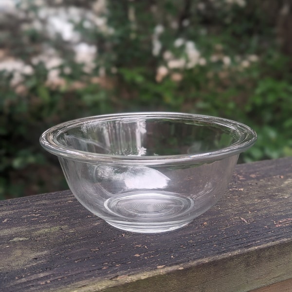 Pyrex 322 1 liter clear mixing bowl with minor wear