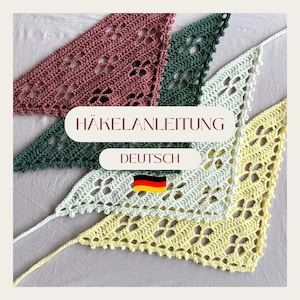 Op de afbeelding: Vier gehaakte driehoekige sjaals in verschillende kleuren: roze, groen, wit en geel. De sjaals hebben een delicaat kantpatroon en worden op een witte achtergrond getoond. De tekst "HÄKELANLEITUNG DEUTSCH" is zichtbaar in de afbeelding.