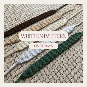 Könnte beinhalten: Fünf Häkelbänder in verschiedenen Farben, darunter Braun, Beige, Weiß, Grün und Creme. Die Bänder liegen auf einer weißen Häkeloberfläche. Der Text "WRITTEN PATTERN" und "US TERMS" ist auf dem Bild sichtbar.