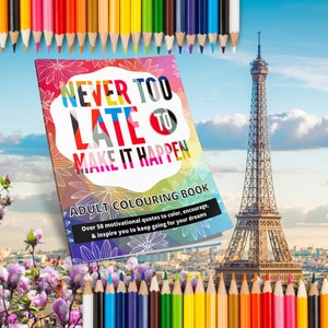 以下が含まれることがあります： 「Never Too Late To Make It Happen」というタイトルの大人向けの塗り絵。カラフルな花柄のデザイン。ページを開くと、やる気を起こさせる言葉と花柄のイラストが描かれている。塗り絵は色鉛筆で囲まれている。