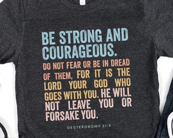 Camiseta "Seja Forte e Corajoso" Deuteronômio 31:6 - Versículo Bíblico Cristão - Camiseta Conservadora Republicana - Presente de Incentivo à Vitória