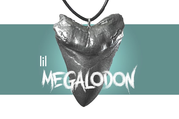 リル メガロドン サメの歯ペンダントネックレス - 2インチ