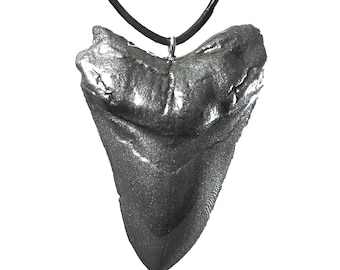 リル メガロドン サメの歯ペンダントネックレス - 2インチ レプリカ