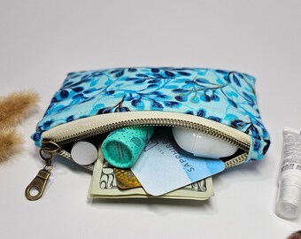 Small Floral Zipper Pouch Coin Purse for Essentials Grab and Go Fashionable Compact and Practical Organizer with Charming Floral Designs