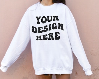 Mockup di felpa bianca Gildan 18000 Mockup di felpa oversize Mockup di modello trendy per esterni Mockup di modello estivo da spiaggia Mockup estetico Y2K Mockup VSCO