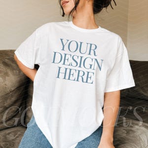 Vit Gildan 5000-skjorta Mockup G500 Influencer-selfie Mockup inomhusstil T-shirt Mockup Trendig estetisk verklig person livsstil Mockup