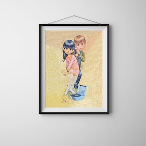 以下が含まれることがあります： ピンクのドレスを着た黒髪の女の子と、青いシャツとズボンを着た茶髪の男の子の2人の子供を描いたヴィンテージイラスト。青いレコードプレーヤーの隣に立っています。イラストは、テクスチャのあるパターンが施された黄色の背景に描かれています。