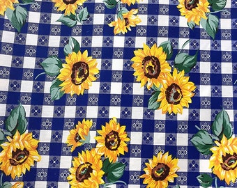 Peut inclure: Tissu à carreaux bleus et blancs avec un motif répétitif de tournesols jaunes. Le tissu a un aspect et une sensation vintage.