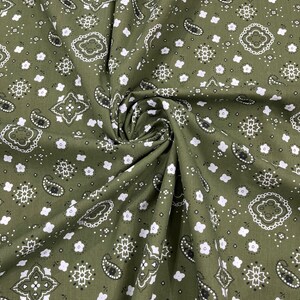 K&ouml;nnte beinhalten: Gr&uuml;ner Stoff mit einem wei&szlig;en und schwarzen Paisley-Muster. Der Stoff ist gefaltet und zeigt das sich wiederholende Muster.