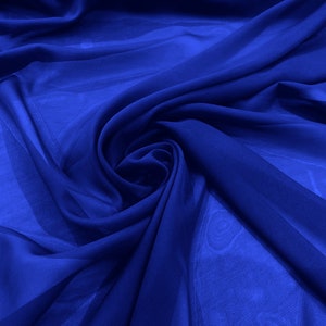 Puede incluir: Un primer plano de una tela transparente azul real, que muestra la textura y el drapeado del material.