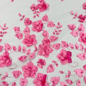 Puede incluir: Tela de encaje floral 3D rosa con delicadas hojas y detalles de perlas. La tela tiene un fondo transparente y es perfecta para agregar un toque de elegancia a cualquier proyecto.