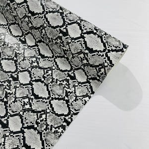 54&quot; brede nepleren bekleding slangenleer, 3D-slangenhuidtextuur nepleer PVC-vinylstof op maat gesneden - wit