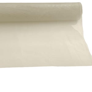 Puede incluir: Un rollo de tela blanca transparente, perfecto para manualidades, decoración o para añadir un toque de elegancia a cualquier proyecto.