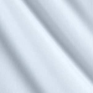 Peut inclure: Un gros plan sur un tissu blanc lisse avec une texture subtile. Le tissu est plié et a une apparence douce et légère.