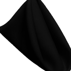 Peut inclure: Serviette en tissu noir pliée en forme de triangle.