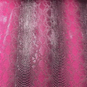 Magenta, klädsel i ormskinnsläder, 3D-huggormsormskinnstextur, PVC-vinyltyg i konstläder, metervara, 53/54 cm bred.
