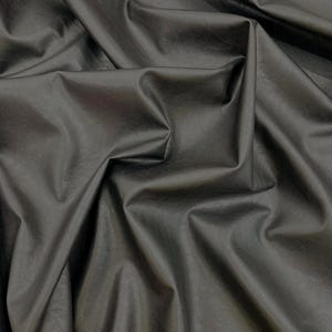 Tela de vinilo elástica negra, diseño a cuadros, elasticidad en 4 direcciones, peso medio, se vende cortada a medida.