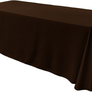 Peut inclure: Une nappe rectangulaire de couleur marron avec une surface lisse et sans plis. La nappe est drapée sur une table et a un léger débord sur tous les côtés.