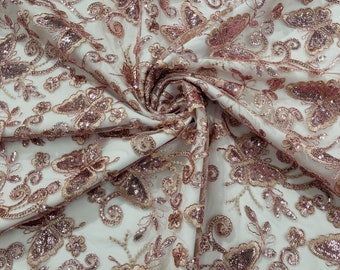 Geschnürte Spitze / Schmetterlingsdesign mit Pailletten auf einem Netz-Spitzenstoff gestickt. Blush Pink Metallic