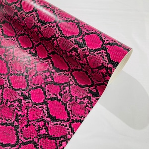 132 cm bred klädsel i ormskinnsläder, 3D-konstläder med ormskinnsstruktur, PVC-vinyltyg i konstläder, metervara - knallrosa