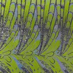 Schillernde Feder Pailletten-Design auf einem grünen 4-Wege-Stretch-Mesh-Stoff- prom verkaufte Massenware. Neon Grün/Silber/Aqua.