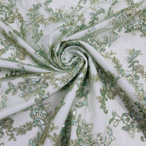 Encaje de flores con cordón y bordado con lentejuelas sobre malla-Se vende cortado a medida. verde salvia