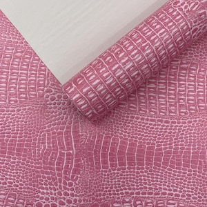 Klädsel i Bubble Gum-mönster i krokodilfärgad marin vinyl i två toner, PVC-vinyl med krokodilhudstruktur och konstläder, 136 cm bred.