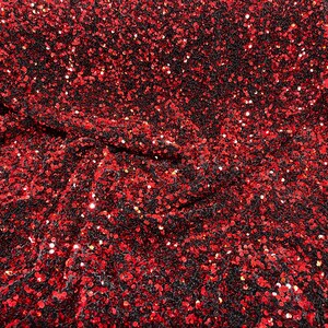 Lantejoulas vermelhas brilhantes de 5 mm Tecido de veludo elástico preto - Tecido de camisola de formatura - Vendido por metro.