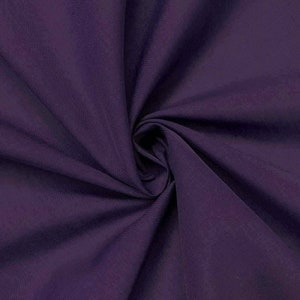 Könnte beinhalten: Nahaufnahme eines tiefvioletten Stoffes mit glatter Textur. Der Stoff ist gefaltet und drapiert und zeigt seine weiche und fließende Beschaffenheit.