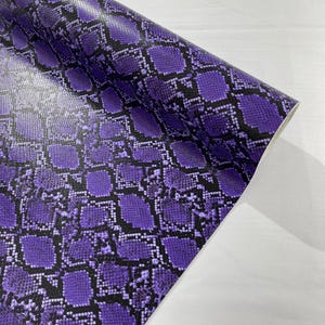 Rembourrage en faux cuir effet serpent de 54 po. de large, tissu vinyle PVC imitation cuir 3D texture peau de serpent vipère par mètre - Violet