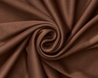 Könnte beinhalten: Nahaufnahme eines glatten, braunen Stoffes. Der Stoff hat eine weiche, seidenartige Textur und eine satte, warme Farbe.