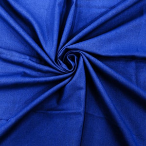 Könnte beinhalten: Nahaufnahme eines tiefblauen Stoffes mit einem wirbelnden Muster. Der Stoff ist glatt und hat einen leichten Glanz.