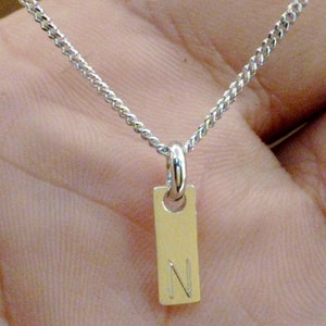 Collar con colgante de letra grabada personalizada en cadena de caja - Delicado collar con etiqueta inicial de Hw Jewellery - ¡Un gran regalo para todas las ocasiones!